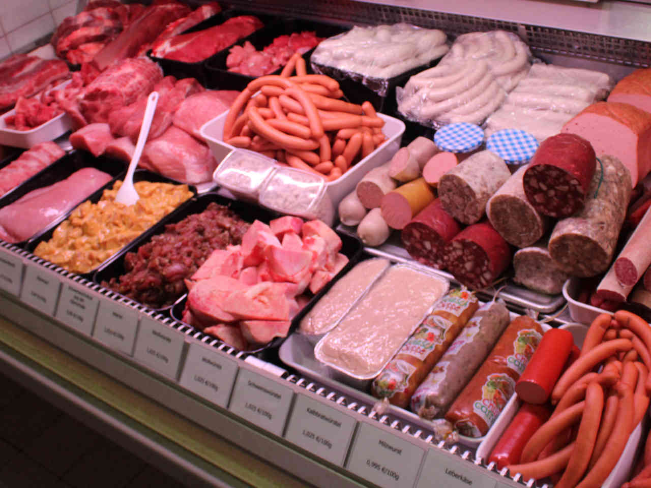 Fleisch- und Wursttheke im Verkaufsraum